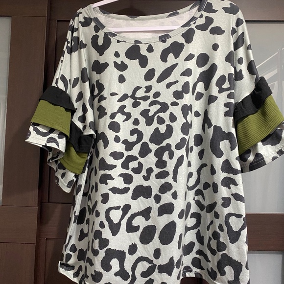 Women’s Shirts - Picture 1 of 3